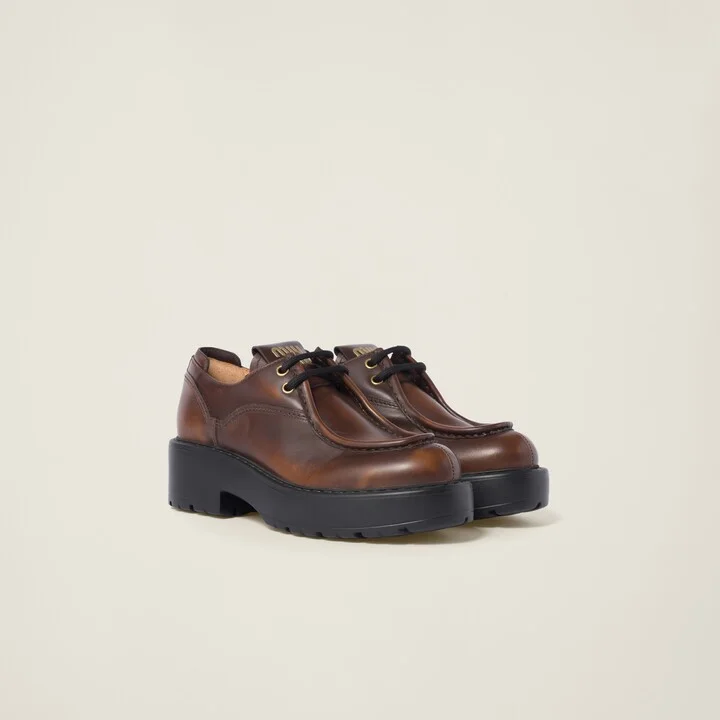 Laced fumé leather shoes