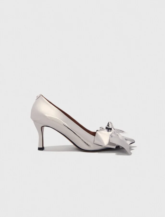 Leather pumps with bow detail