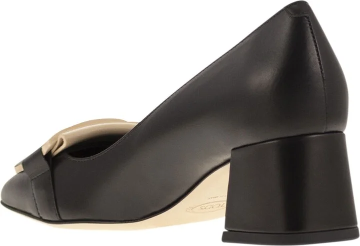 Leather Pumps With Chain - Image 3