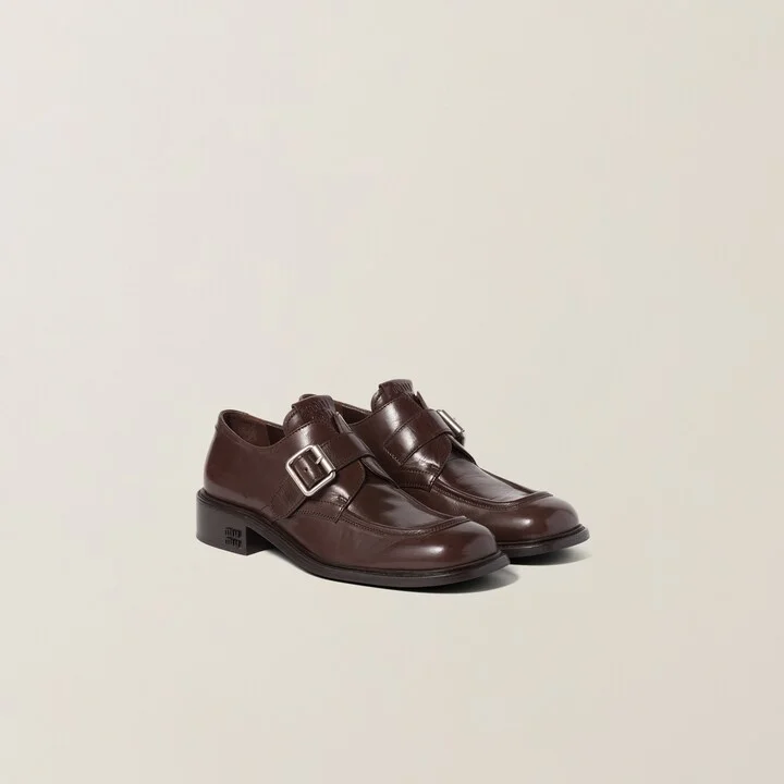 Leather shoes with buckle
