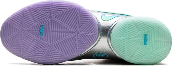 Lebron XXII "Currency" sneakers - Image 4