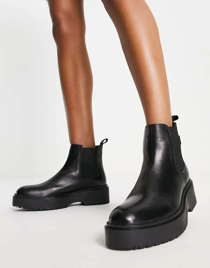 Levi's Bria chelsea boots in black - Image 2