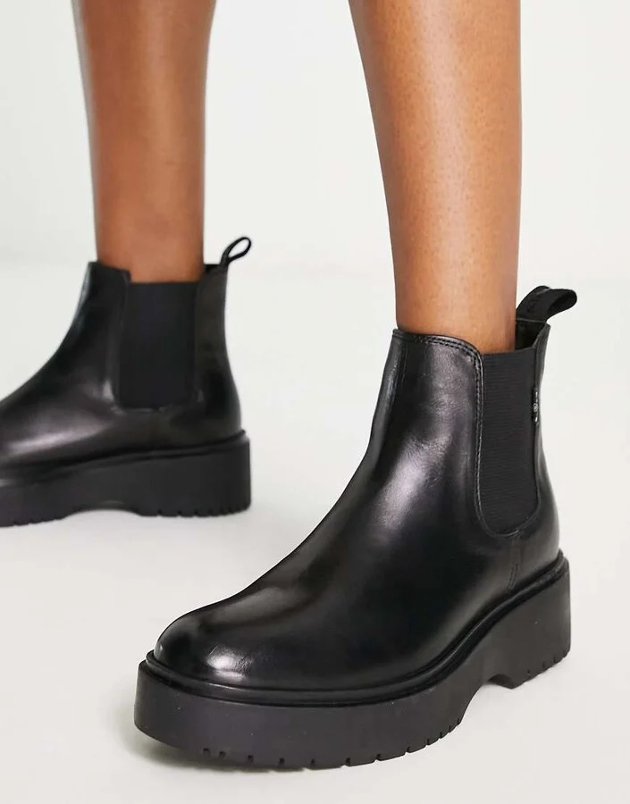 Levi's Bria chelsea boots in black - Image 4