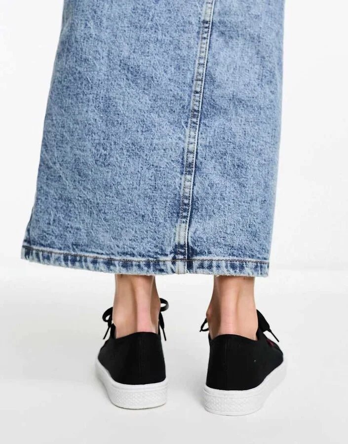 Levi's canvas shoe with red tab in black - Image 2