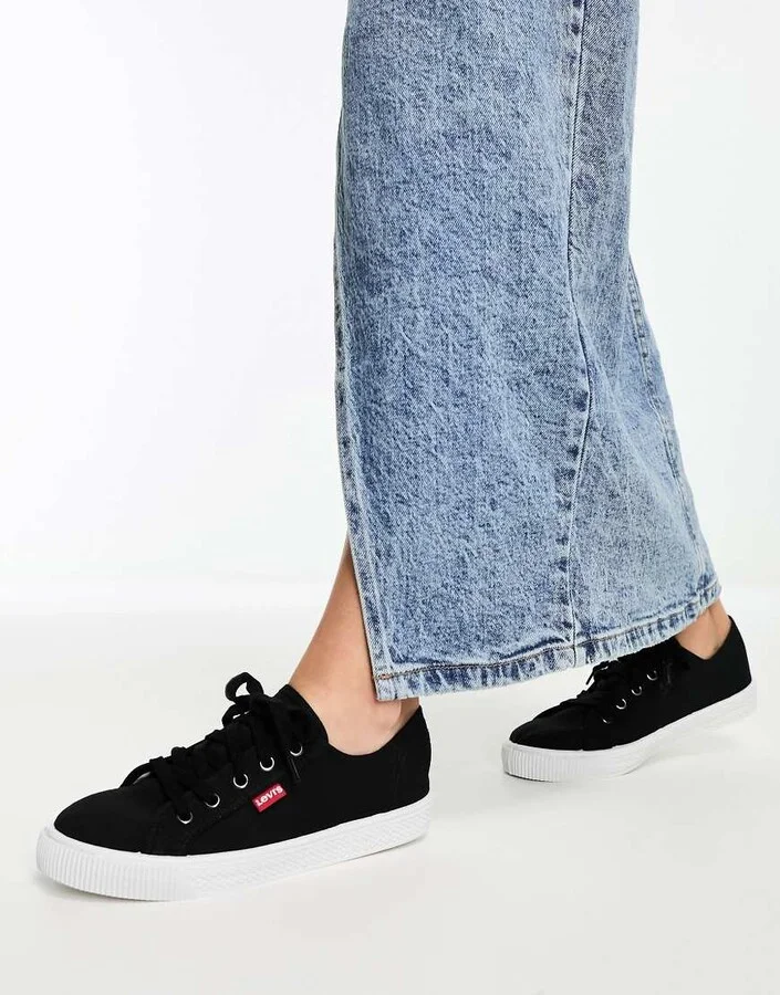 Levi's canvas shoe with red tab in black - Image 4