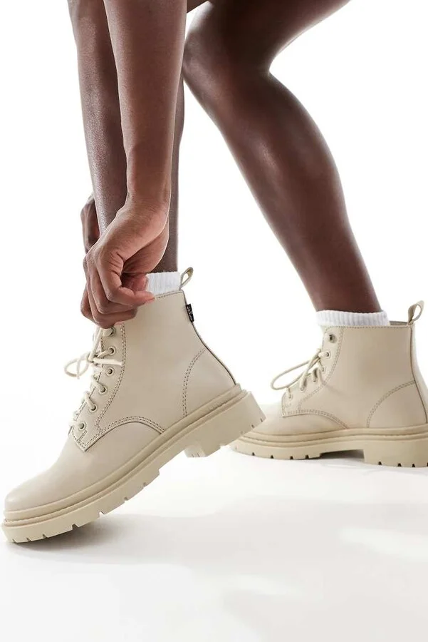 Levi's Trooper leather look lace-up boots in beige - Image 4