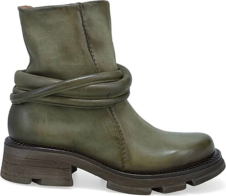 Linder Boot In Jungle