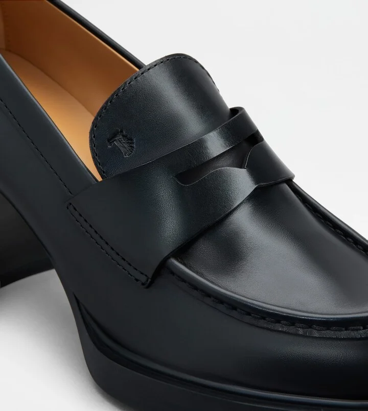 Loafers in Leather with Heel - Image 5