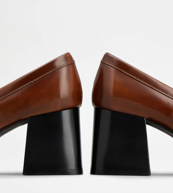 Loafers in Leather with Heel - Image 6