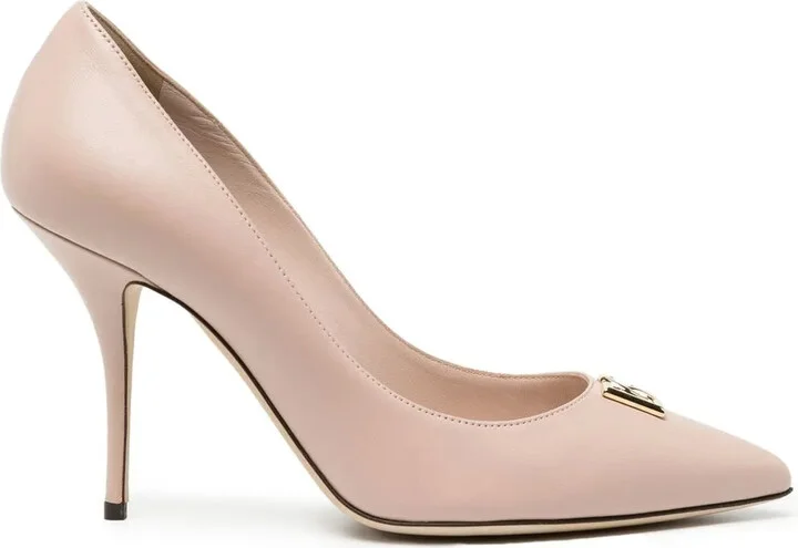 Logo-Plaque Detail Pumps