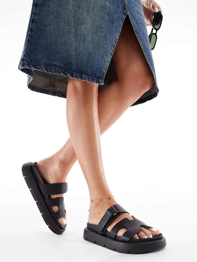 London Rebel double strap sandals in black - Image 4