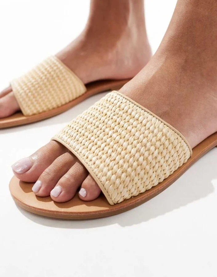 London Rebel flat sandals with strap in natural raffia - Image 2