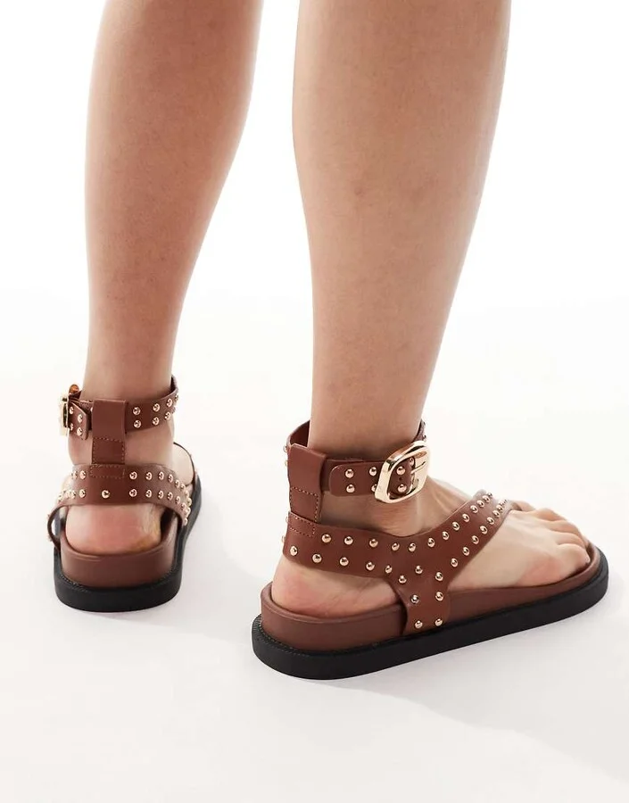 London Rebel flat stud toe loop sandals in tan - Image 3