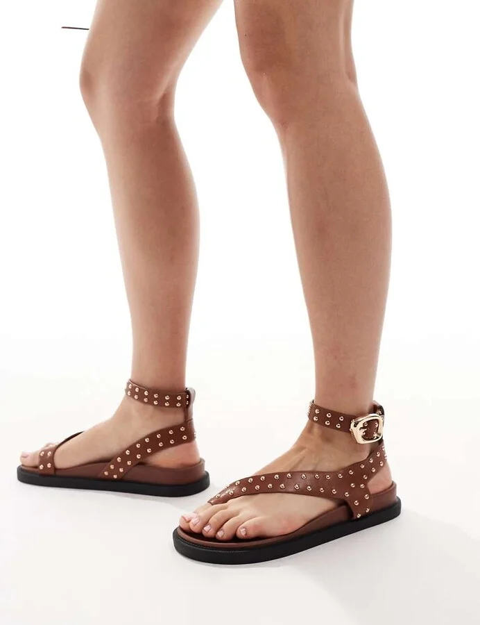 London Rebel flat stud toe loop sandals in tan - Image 4