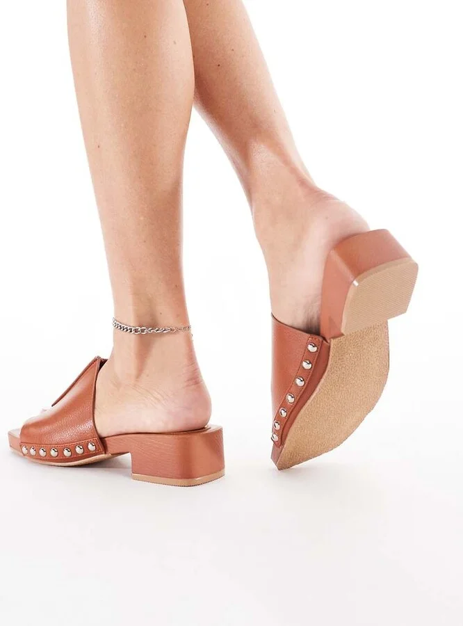 London Rebel heeled sandals with studded straps in tan faux suede - Image 3