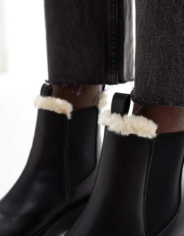 London Rebel Lois faux fur lined chunky chelsea boots in black - Image 2