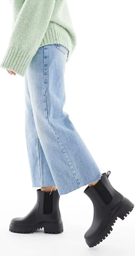 London Rebel Phoebe chunky chelsea boots in black - Image 4