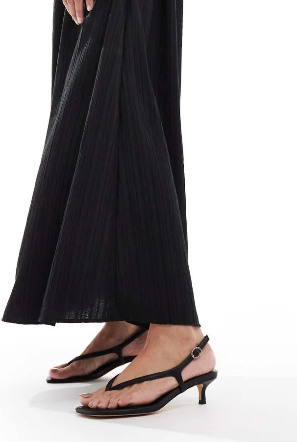 London Rebel strap detail thong heeled sandals in black - Image 4