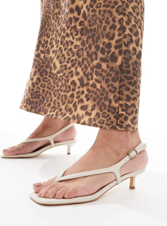 London Rebel strap detail thong heeled sandals in cream - Image 4