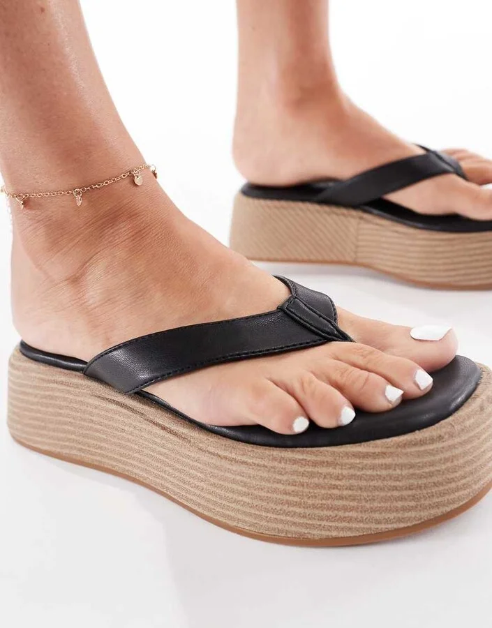 London Rebel thong flatform espadrille sandals in black PU - Image 2