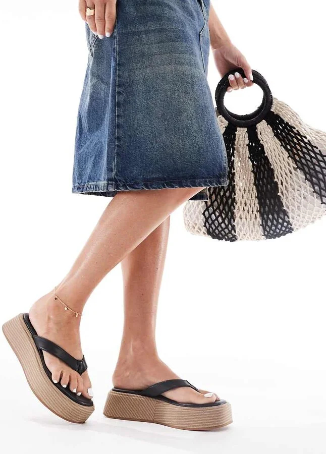 London Rebel thong flatform espadrille sandals in black PU - Image 4