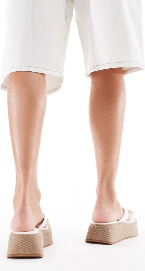 London Rebel thong flatform espadrille sandals in white PU - Image 3