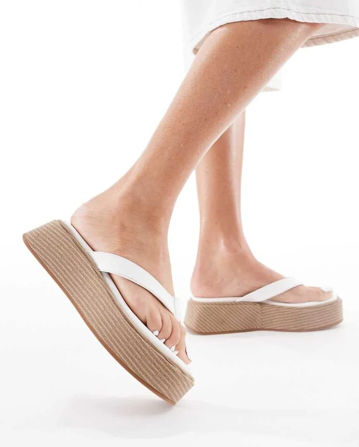 London Rebel thong flatform espadrille sandals in white PU - Image 4