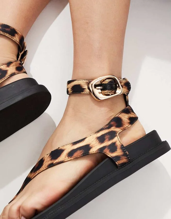 London Rebel toe loop sandals in leopard - Image 2