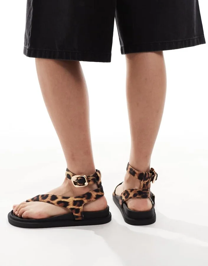 London Rebel toe loop sandals in leopard - Image 3
