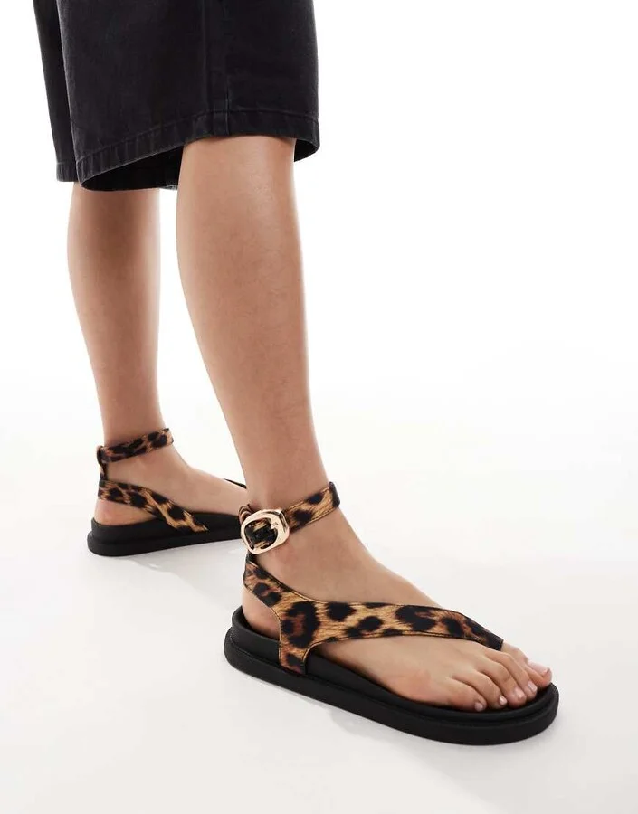 London Rebel toe loop sandals in leopard