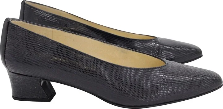 Low-Heel Pumps in Black Calf Leather