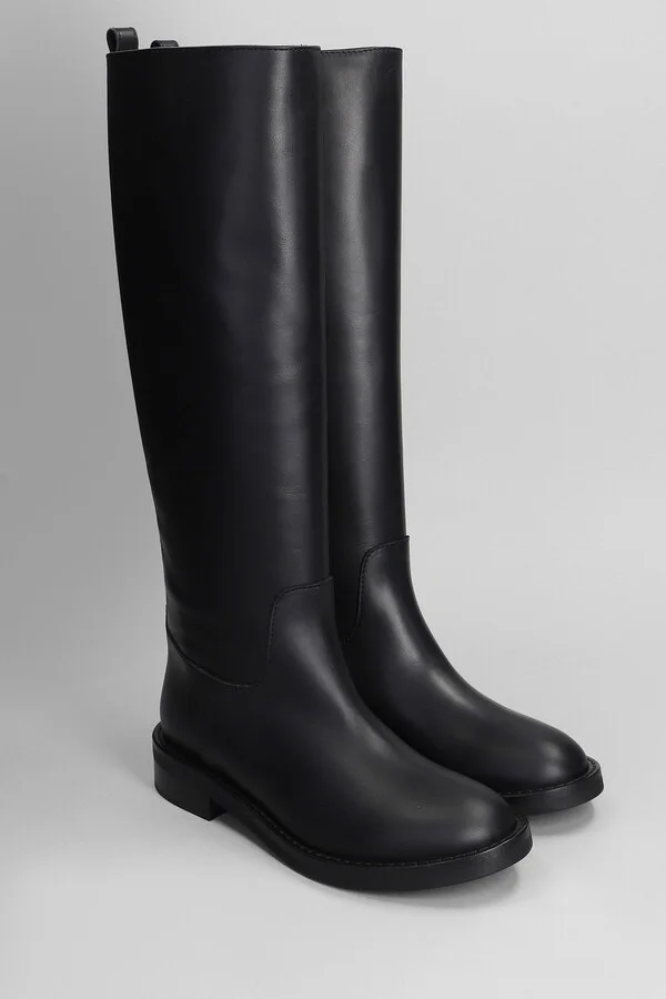 Low Heels Boots In Black Leather - Image 2