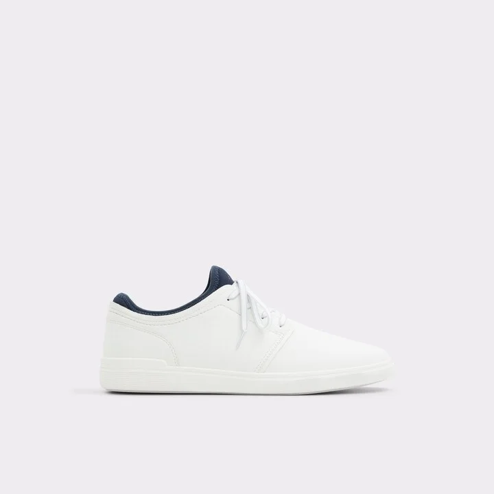 Low top sneaker