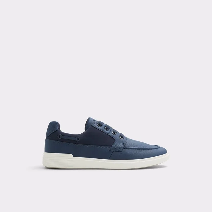 Low top sneaker
