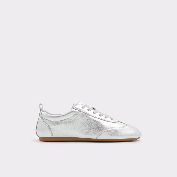 Low top sneaker