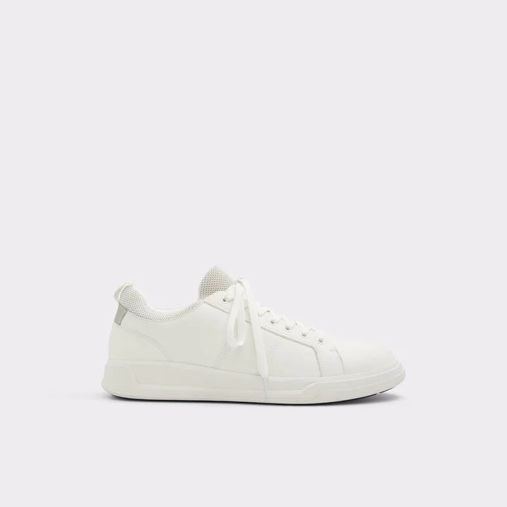 Low top sneaker