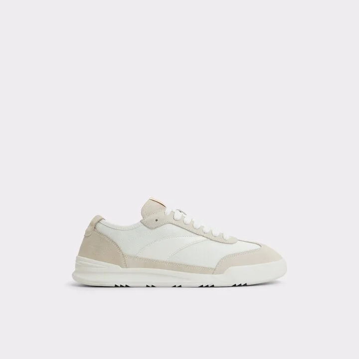 Low top sneaker