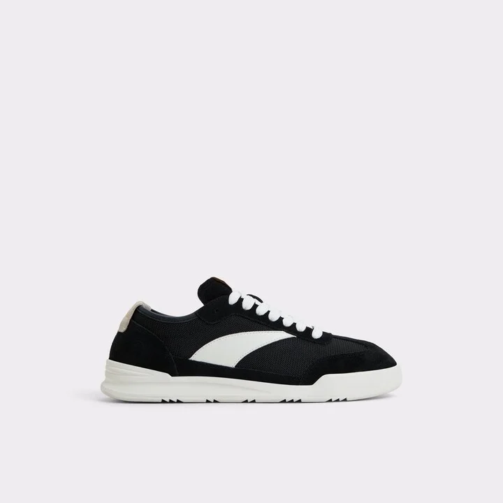 Low top sneaker