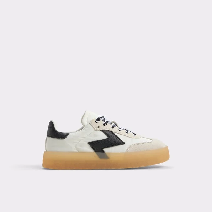Low top sneaker
