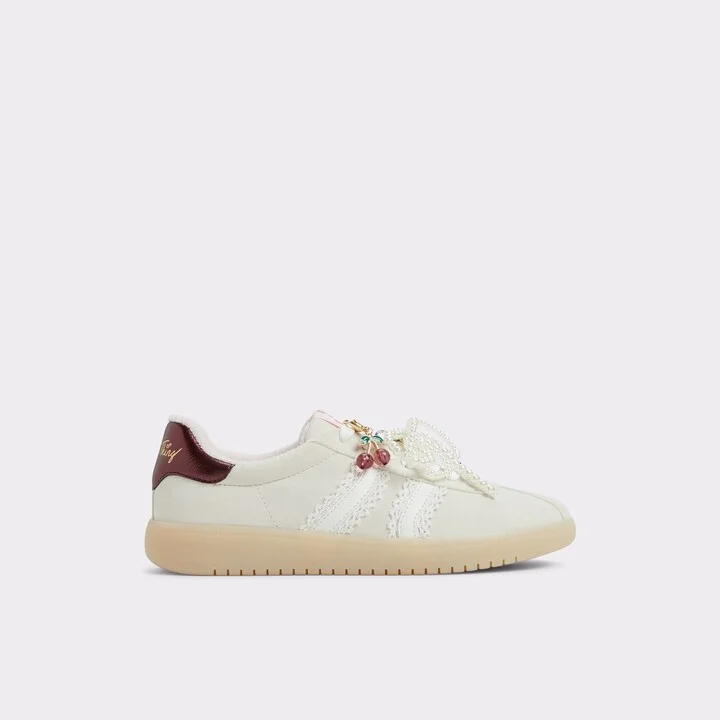 Low top sneaker