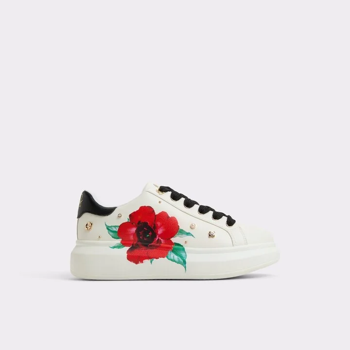 Low top sneaker