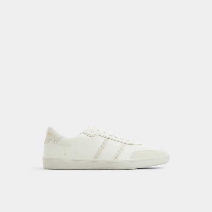 Low top sneaker