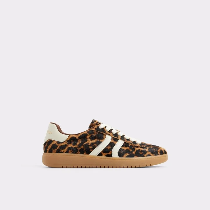 Low top sneaker