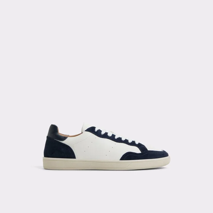 Low top sneaker