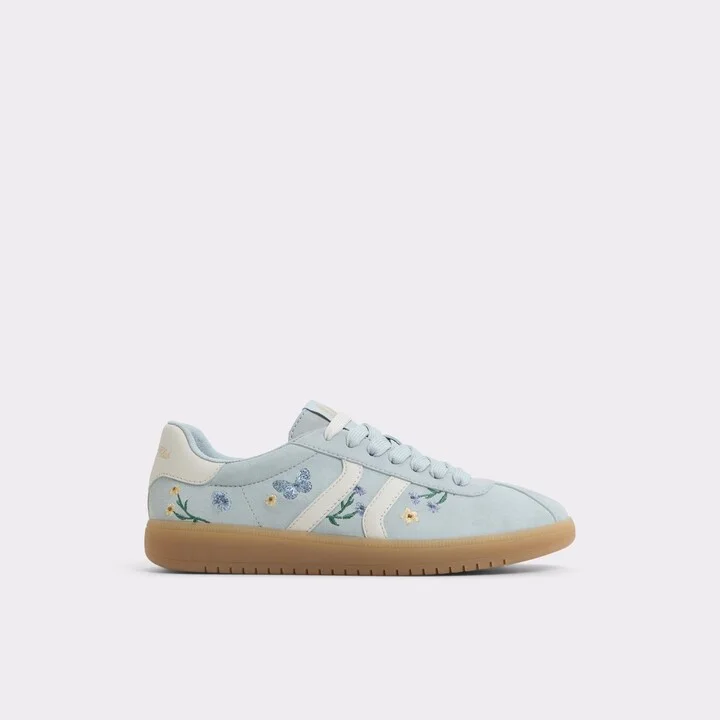 Low top sneaker