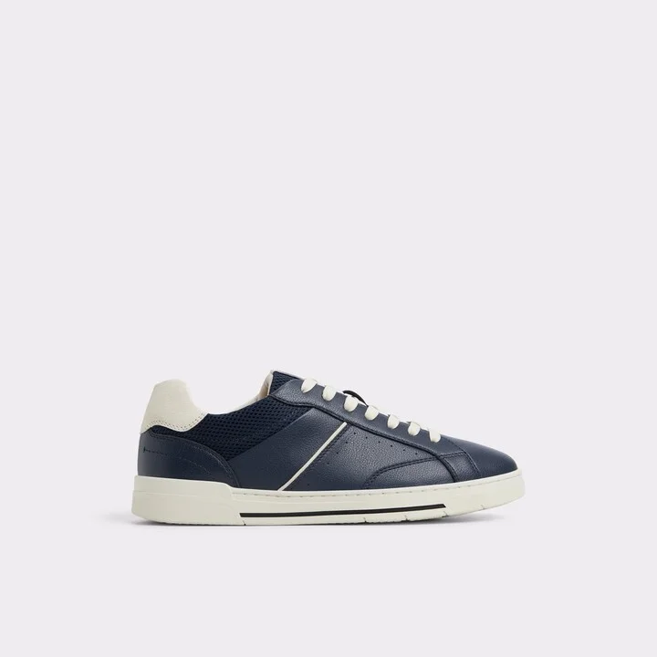 Low top sneaker