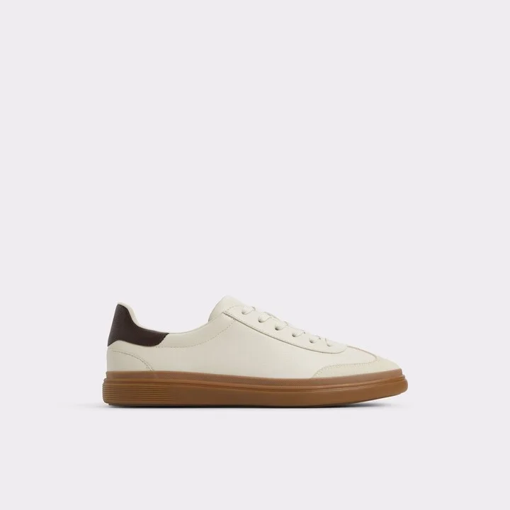 Low top sneaker