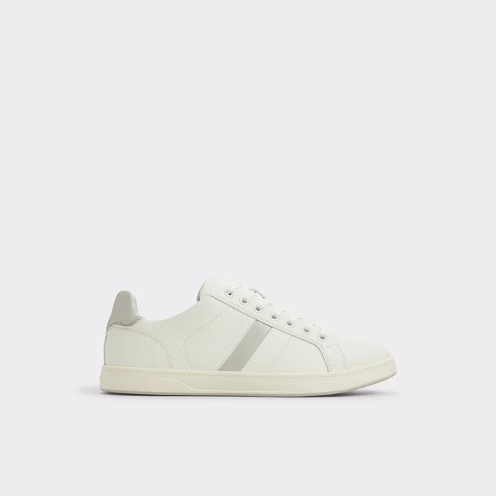 Low top sneaker