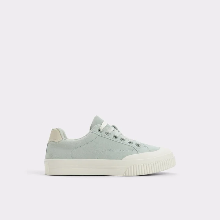 Low top sneaker