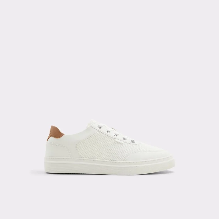 Low top sneaker